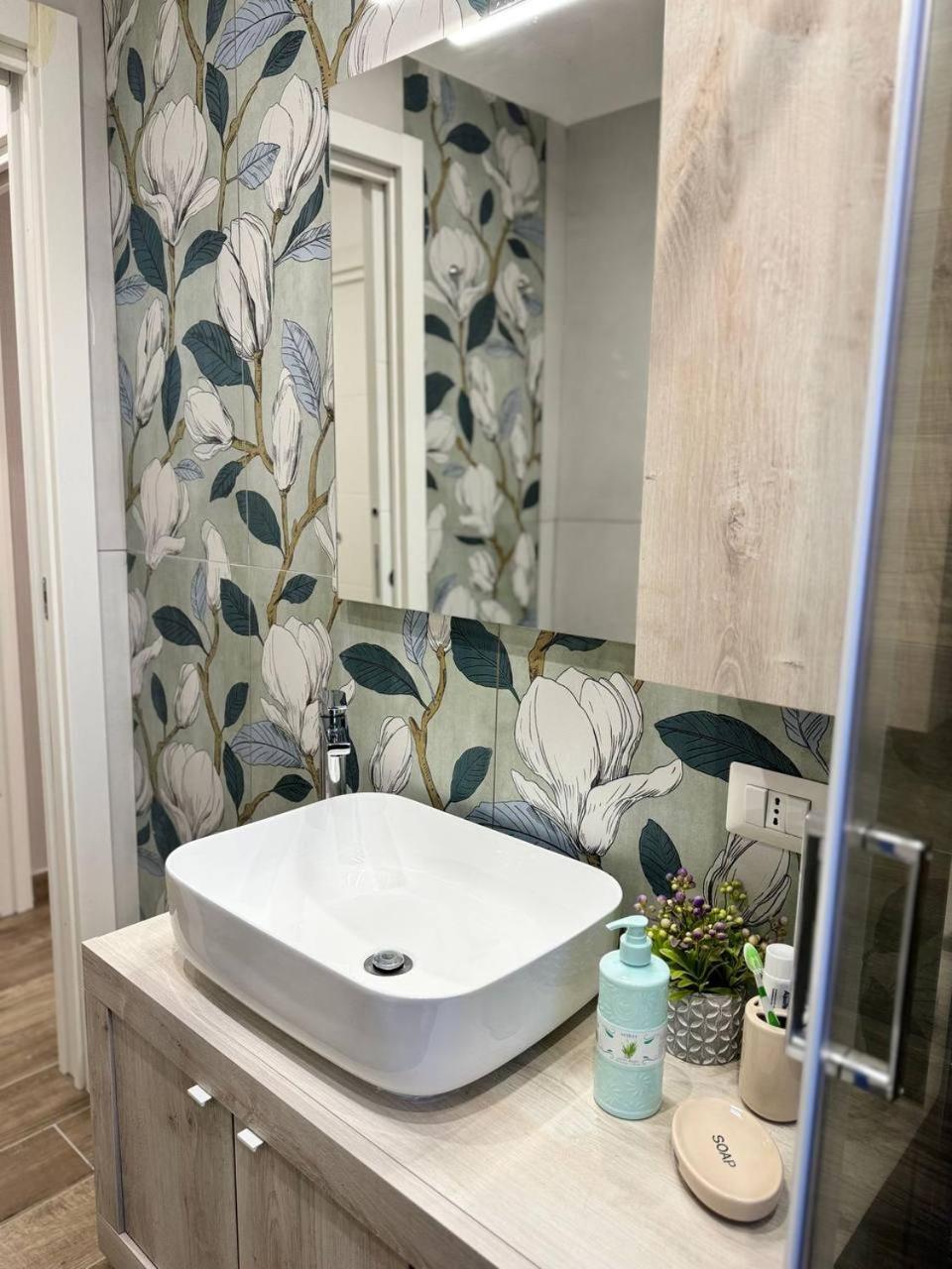 Апартаменты 280 Mt Dalla Metro The Mox Luxury Apartament Неаполь Экстерьер фото